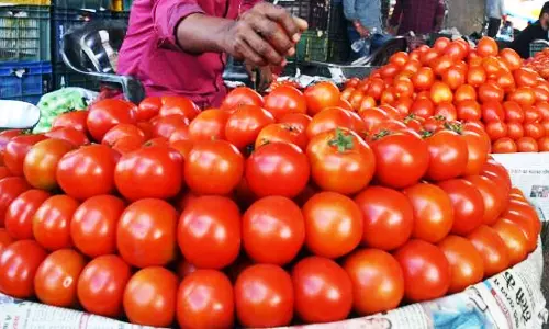 வேலூரில் தக்காளி கிலோ ரூ.60 முதல் விற்பனை