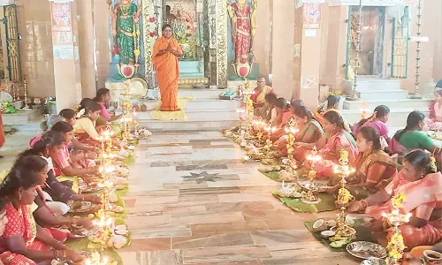 சமயபுரத்து மாரியம்மன் கோவிலில் விளக்கு பூஜை