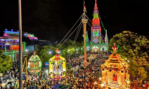 தெற்குகள்ளிகுளம் பரிசுத்த அதிசய பனிமாதா பேராலய அலங்கார தேர் பவனி