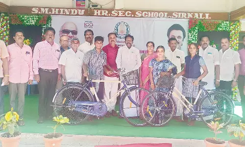 சீர்காழி பகுதி பள்ளி மாணவர்களுக்கு இலவச சைக்கிள் வழங்கல்