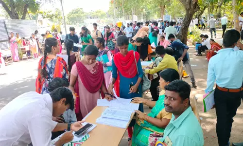 வேலை வாய்ப்பு முகாமில் பட்டதாரிகள் குவிந்தனர்