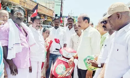 வாகனங்களில் ஸ்டிக்கர் ஒட்டி மாநாட்டிற்கு அழைப்பு விடுத்த அ.தி.மு.க.வினர்