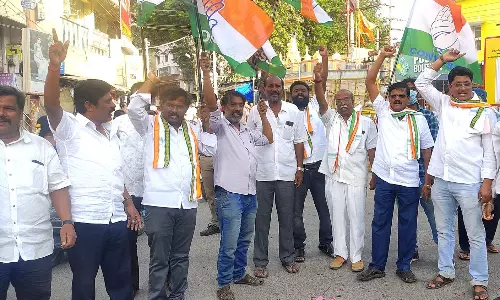 ஓசூரில் காங்கிரஸ் கட்சியினர் பட்டாசு வெடித்து கொண்டாட்டம்