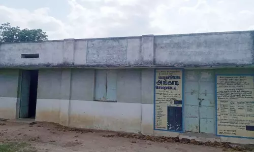 பாலக்கோடு அருகே ஆபத்தான நிலையில் அங்கன்வாடி மைய கட்டிடம்