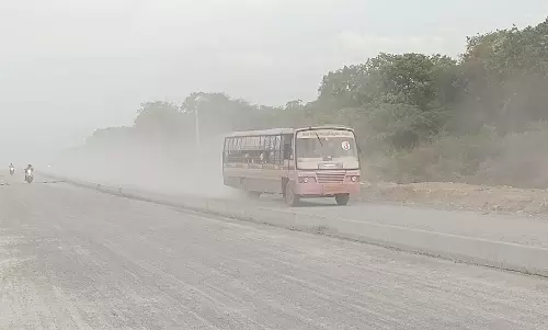 அரூர்  அருகே   சிதறும் ஜல்லிகற்களால்  இருசக்கர வாகன  ஓட்டிகள் விபத்துகளில் சிக்கும் அபாயம்