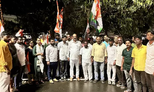 புதுவை இளைஞர்  காங்கிரசார் இனிப்பு வழங்கி  கொண்டாட்டம்