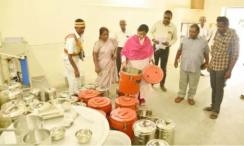 பள்ளியில் காலை உணவு திட்டம் குறித்து கலெக்டர் ஆய்வு