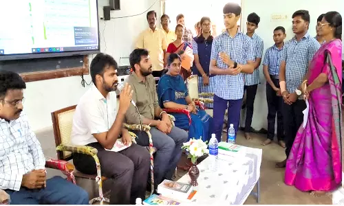 மாணவ, மாணவிகளிடம் கலெக்டர் கலந்துரையாடல்