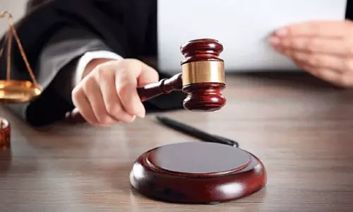 வங்கி மேலாளருக்கு மிரட்டல் - பள்ளி தலைமை ஆசிரியர் மீது வழக்கு