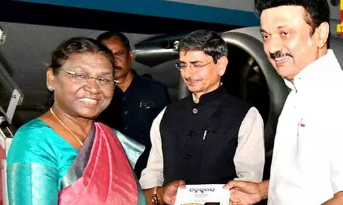 ஜனாதிபதி திரவுபதி முர்மு சென்னை வந்தடைந்தார் - திருக்குறளை பரிசாக வழங்கிய முதல்வர் ஸ்டாலின்