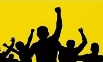 போலீஸ் இன்ஸ்பெக்டர் மீது நடவடிக்கை எடுக்க கோரி பொதுமக்கள் ஆவேசம்