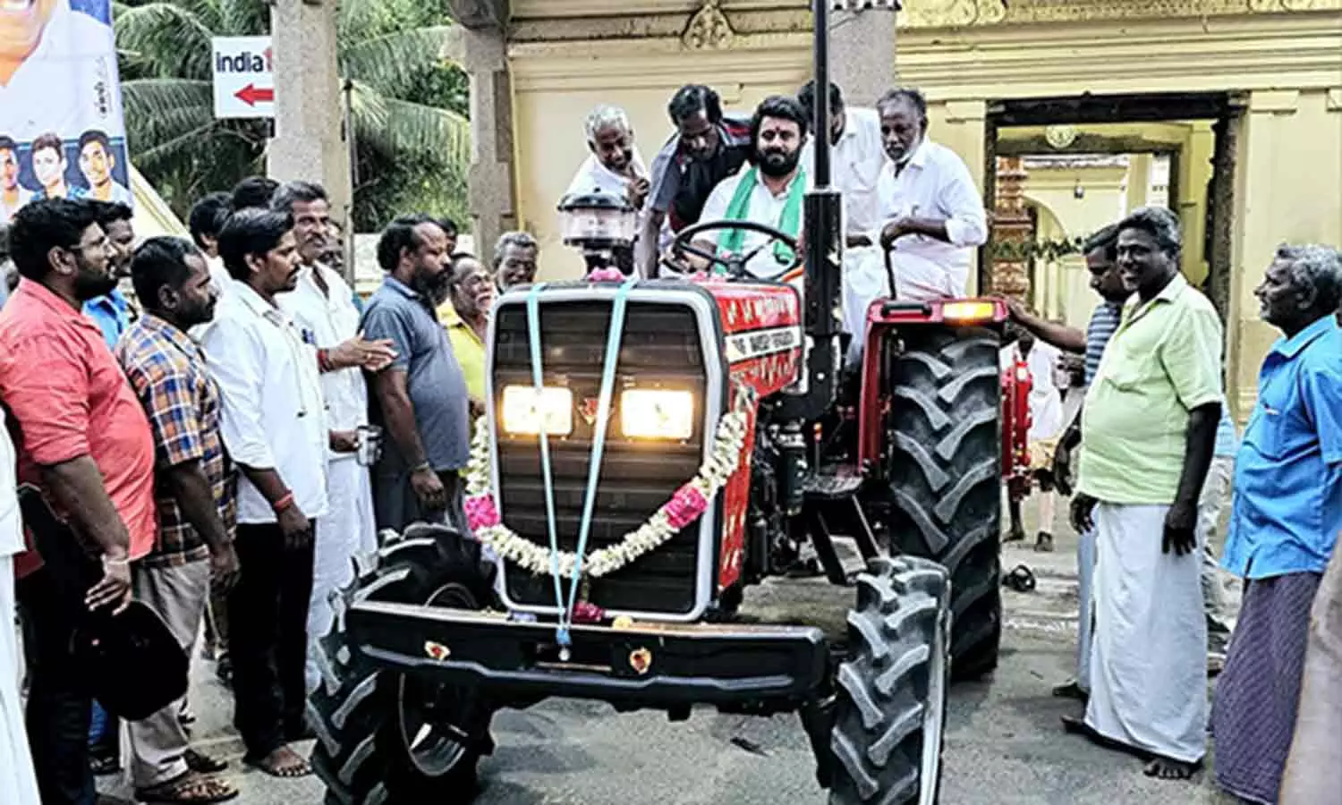 விவசாய உழவு பணிக்கு டிராக்டர்-செந்தில்குமார் எம்.எல்.ஏ., வழங்கினார் விவசாய உழவு பணிக்கு டிராக்டர்-செந்தில்குமார் எம்.எல்.ஏ., வழங்கினார்