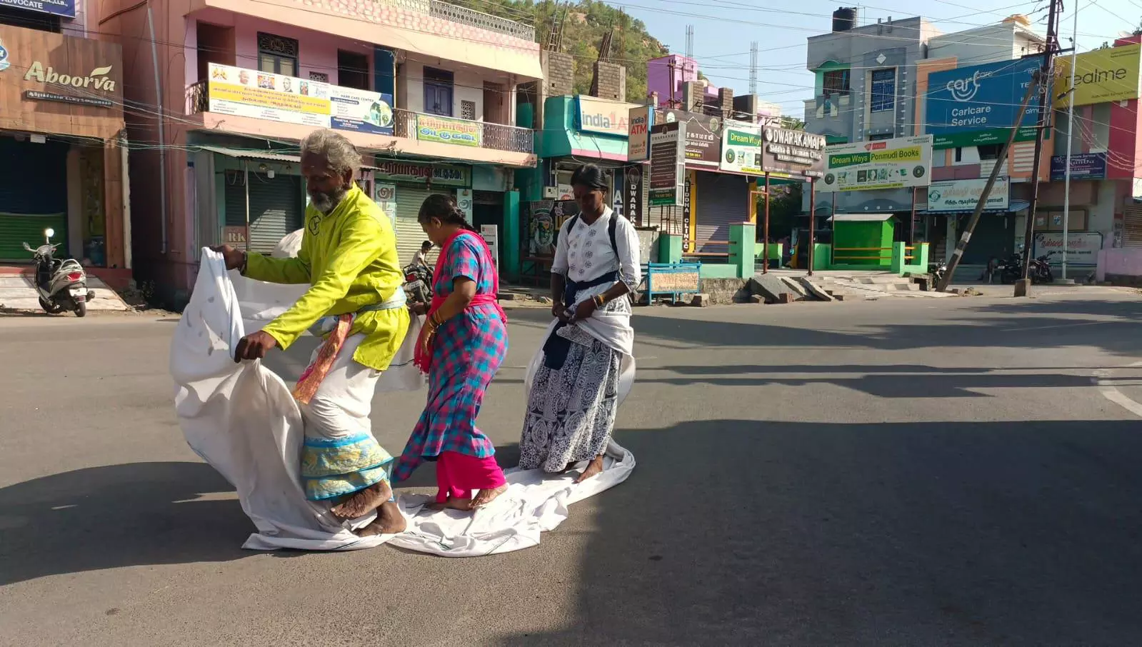 கால் பாதம் தரையில் படாமல் கிரிவலம் சென்ற பக்தர்கள்