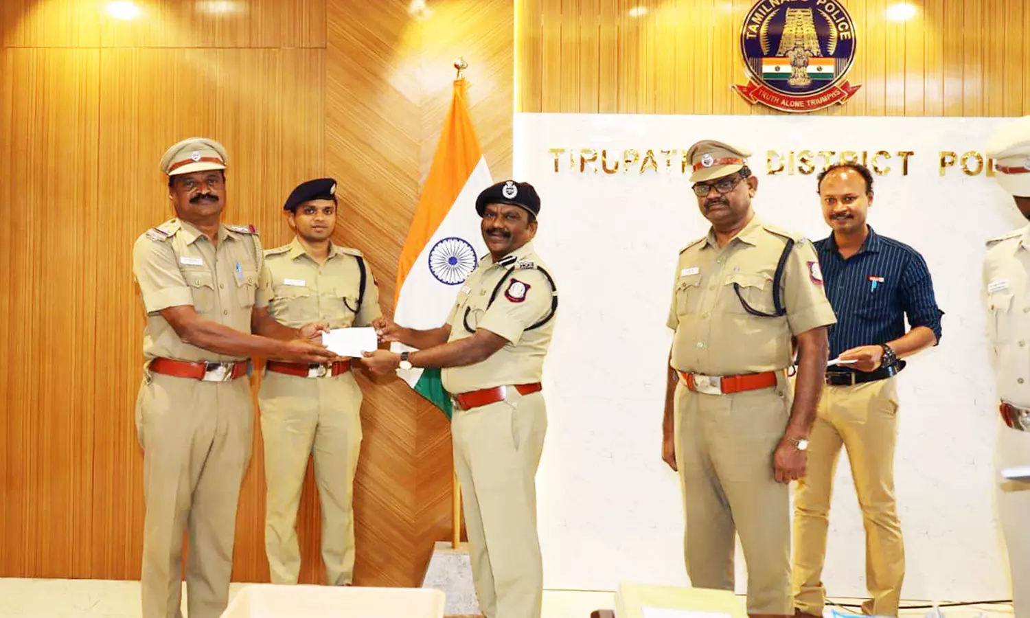 நாட்டறம்பள்ளி போலீஸ் சப்- இன்ஸ்பெக்டருக்கு டி.ஐ.ஜி. பாராட்டு நாட்டறம்பள்ளி போலீஸ் சப்- இன்ஸ்பெக்டருக்கு டி.ஐ.ஜி. பாராட்டு