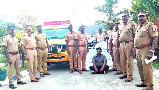 மினி டெம்போவில் ரகசிய அறை அமைத்து கடத்திய 180 கிலோ குட்கா பறிமுதல் மினி டெம்போவில் ரகசிய அறை அமைத்து கடத்திய 180 கிலோ குட்கா பறிமுதல்