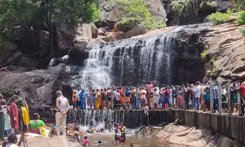 திருமூர்த்திமலை பஞ்சலிங்க அருவியில் ஆர்ப்பரித்து கொட்டும் தண்ணீர்- சுற்றுலா பயணிகள் மகிழ்ச்சி