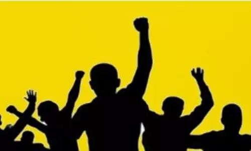 போலீஸ் இன்ஸ்பெக்டர் மீது நடவடிக்கை எடுக்க கோரி பொதுமக்கள் ஆவேசம்