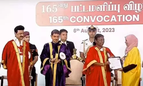 சென்னை பல்கலைக்கழக பட்டமளிப்பு விழா: மாணவர்களுக்கு பட்டங்கள் வழங்கினார் ஜனாதிபதி