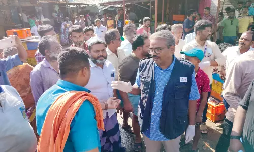 திண்டுக்கல்லில் இன்று மீன் மார்க்கெட்டில் ஆய்வு சென்ற அதிகாரிகளுடன் வியாபாரிகள் வாக்குவாதம்