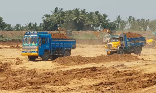 திருமூர்த்தி அணையில் இருந்து வண்டல் மண் எடுத்து செல்லும்லாரிகளால் பழுதாகும் சாலைகள்