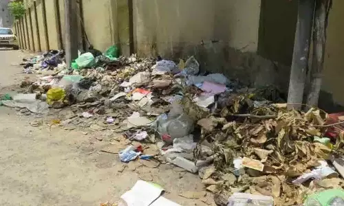 காங்கயத்தில் பள்ளிக்கு அருகில் குப்பைகள் கொட்டுவதை தடுக்க ேகாரிக்கை