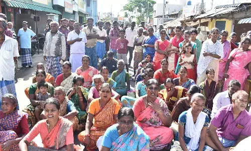 சாலை மறியலில் ஈடுபட்ட பொதுமக்களால் பரபரப்பு