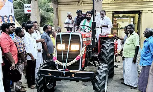 விவசாய உழவு பணிக்கு டிராக்டர்-செந்தில்குமார் எம்.எல்.ஏ., வழங்கினார்