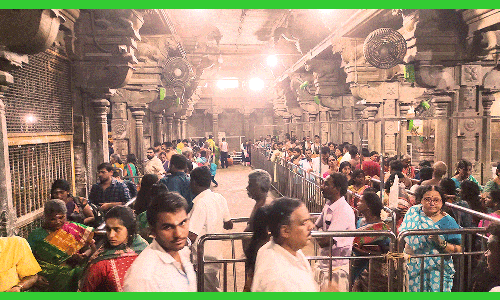 ராமேசுவரம் கோவிலில் குவிந்த பக்தர்கள் கூட்டம்