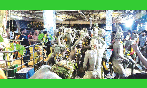 பக்தர்கள் உடல் முழுவதும்  சேறு பூசி வினோத நேர்த்திக்கடன்