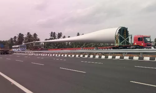 காற்றாலை விசிறி இறக்கைகளை ஏற்றி செல்லும் லாரிகளால் போக்குவரத்து பாதிப்பு