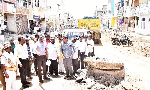 அருணாசலேஸ்வரர் கோவில் மாட வீதியில் சிமெண்ட் சாலை அமைக்கும் பணி