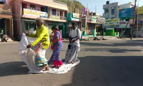 கால் பாதம் தரையில் படாமல் கிரிவலம் சென்ற பக்தர்கள்
