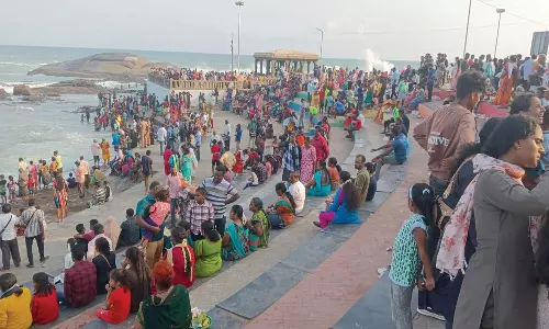 கன்னியாகுமரியில் சுற்றுலா பயணிகள் கூட்டம் அலைமோதியது