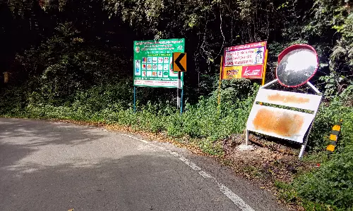 வத்தலக்குண்டு - கொடைக்கானல் சாலையில் குவிலென்ஸ் கண்ணாடி சாய்ந்துள்ளதால் வாகன ஓட்டிகள் அவதி