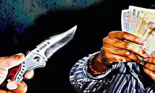 வியாபாரியிடம் பணம் பறிப்பு