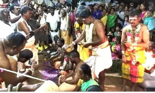 தலையில் தேங்காய் உடைத்து நூதன வழிபாடு