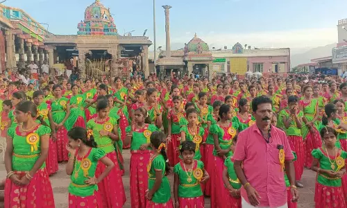 பழனி முருகன் கோவிலில் கும்மி, ஒயிலாட்டம் ஆடிய பெண்கள்- நீண்ட நேரம் காத்திருந்து சாமி தரிசனம்