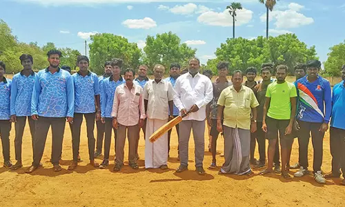 தென்திருப்பேரையில் கிரிக்கெட் போட்டி