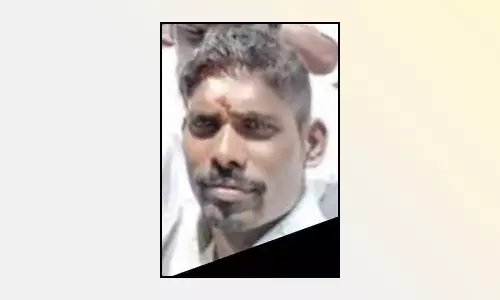 நெல்லையில் ஓட, ஓட விரட்டி வெட்டிக்கொலை: தனியார் நிறுவன ஊழியர் உடலை வாங்க உறவினர்கள் தொடர்ந்து மறுப்பு - மேலும் 3 பேரை வழக்கில் சேர்க்க கோரிக்கை