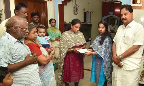 மகாராஷ்டிரா கிரேன் விழுந்த விபத்தில் பலியானகிருஷ்ணகிரி என்ஜினியரின் குடும்பத்திற்கு நிதியுதவி