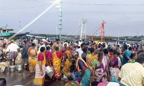 நாகை துறைமுகத்தில் மீன் வாங்க குவிந்த மக்கள்