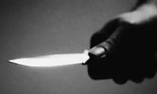 பெருங்களத்தூர் ரெயில் நிலையத்தில் பெண்ணுக்கு கத்தி குத்து- மர்ம நபர் திடீர் தாக்குதல்