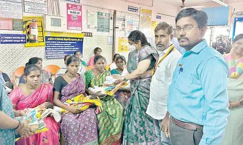 அரசு ஆஸ்பத்திரியில் தாய்மார்களுக்கு உணவு பொருட்கள் வழங்கல்