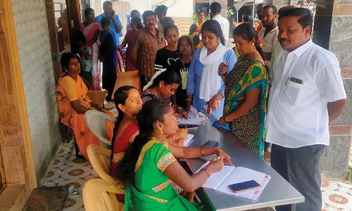 மகளிர் உரிமைத் திட்டம் குறித்த பணிகளை விரைவாக செய்து வரும்  ஊராட்சி நிர்வாகம்