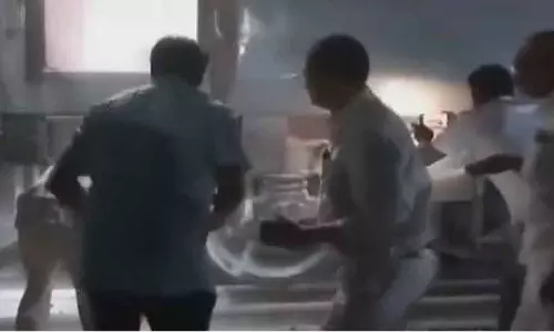 தெலுங்கானா அருகே தமிழ்நாடு ரெயிலில் திடீர் தீ விபத்து