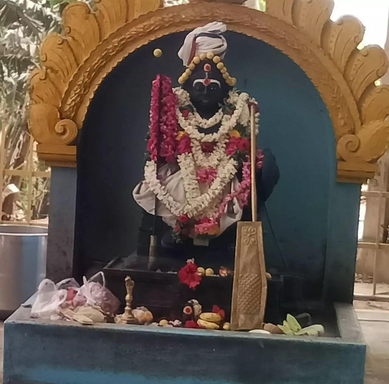 கருப்பண்ணசாமி கோவிலில் சிறப்பு அபிஷேக ஆராதனை கருப்பண்ணசாமி கோவிலில் சிறப்பு அபிஷேக ஆராதனை