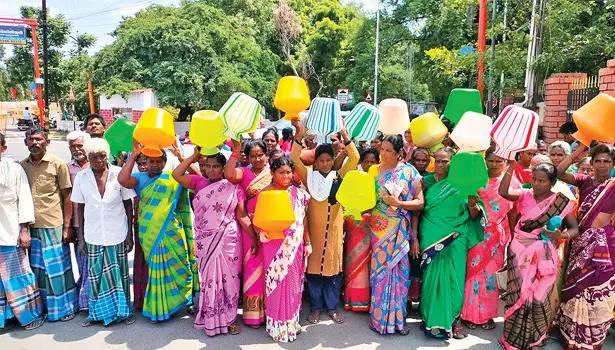 குடிநீர் கேட்டு காலி குடங்களுடன் கலெக்டர் அலுவலகம் முற்றுகை குடிநீர் கேட்டு காலி குடங்களுடன் கலெக்டர் அலுவலகம் முற்றுகை