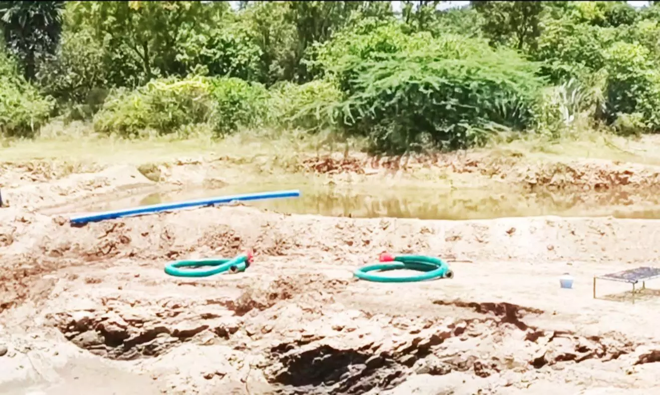 மீன் பிடிப்பதற்காக ஏரி நீரை வீணாக வெளியேற்றுவதை தடுக்க வேண்டும் மீன் பிடிப்பதற்காக ஏரி நீரை வீணாக வெளியேற்றுவதை தடுக்க வேண்டும்