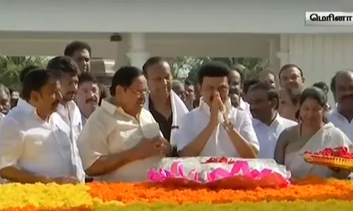 5-ம் ஆண்டு நினைவு தினம்: கருணாநிதி நினைவிடத்தில் முதலமைச்சர் மு.க.ஸ்டாலின் மரியாதை