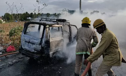 உடுமலை அருகே நடுரோட்டில் தீப்பிடித்து எரிந்த கார்